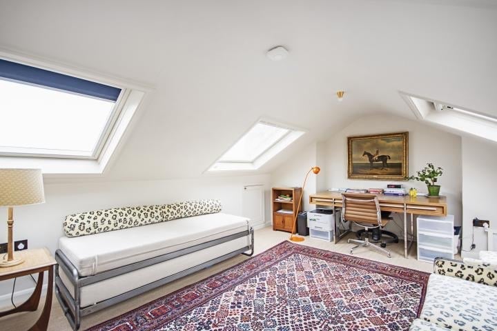 Room Queens Down Road in Greater London