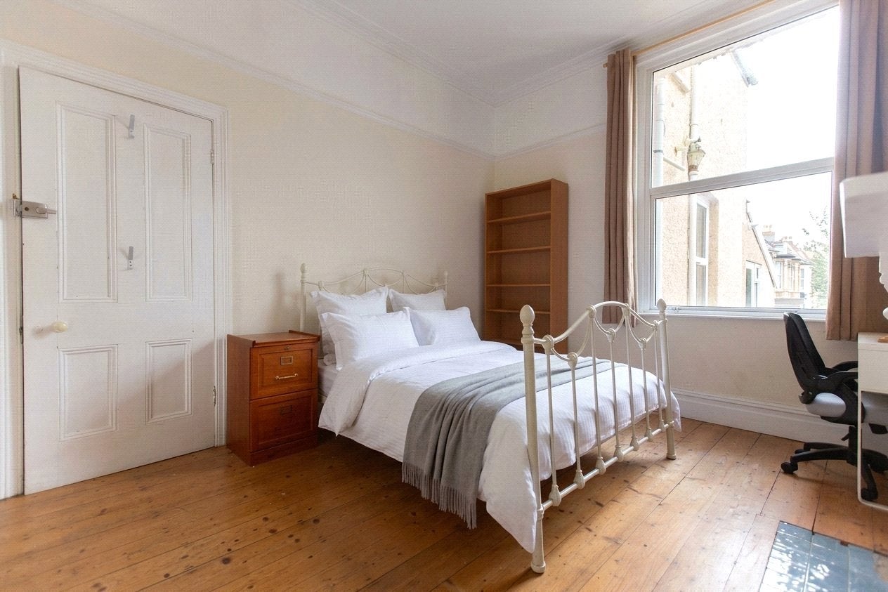 Room Seymour Avenue in Bristol