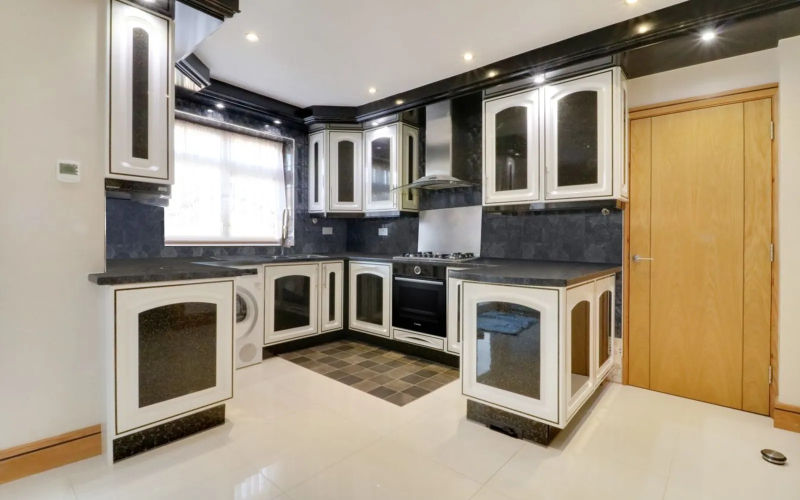 House Princes Avenue in Greater London