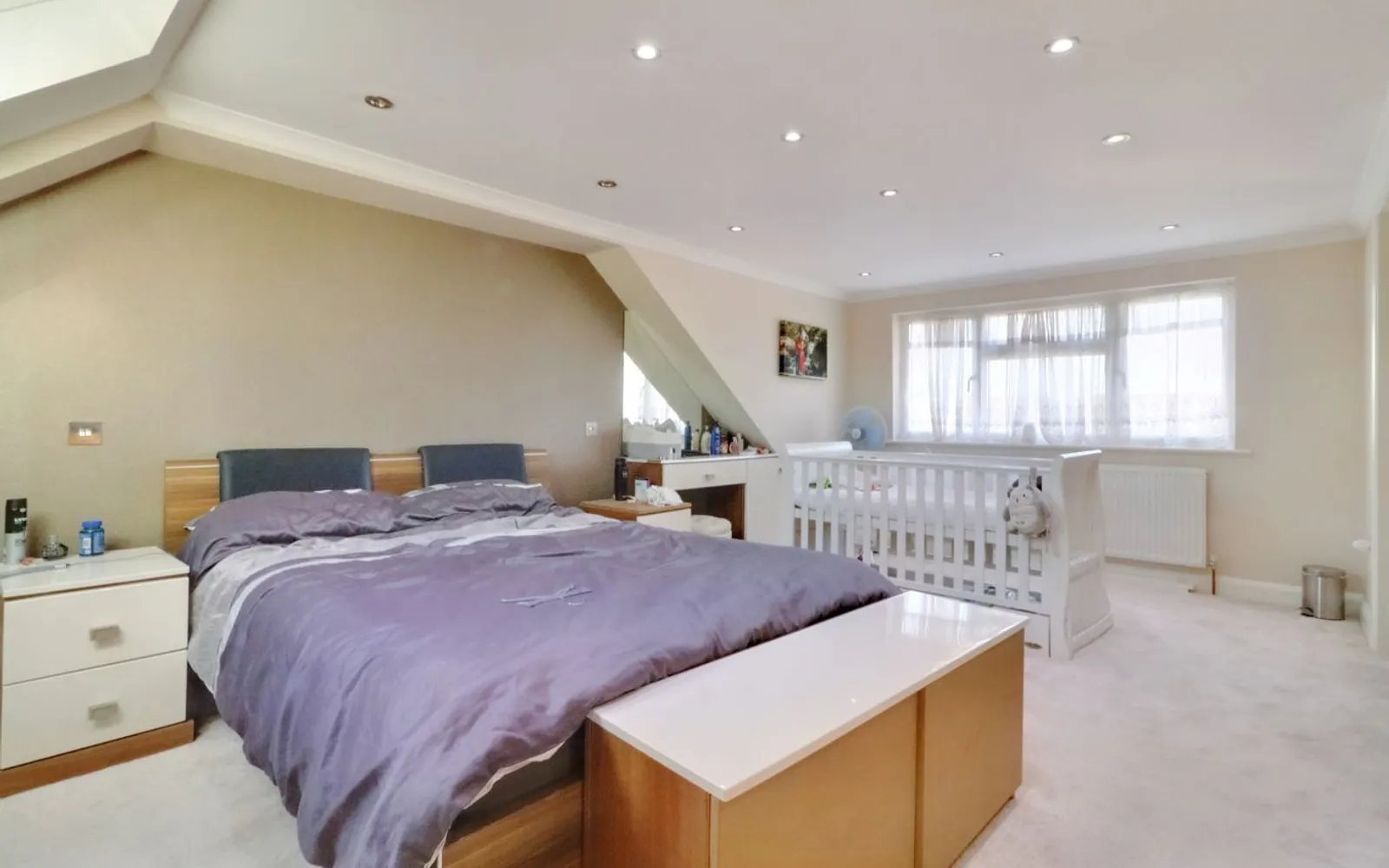 House Princes Avenue in Greater London