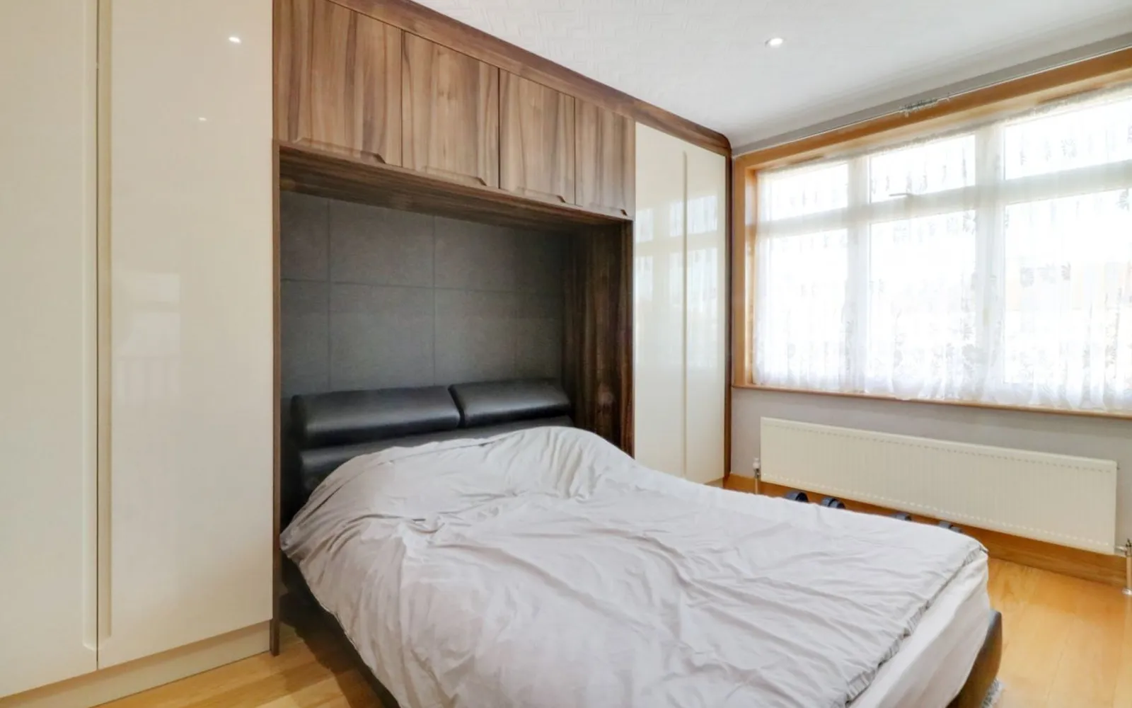 House Princes Avenue in Greater London