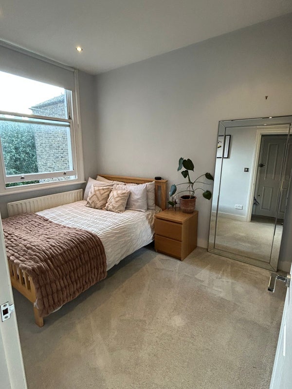 Room Hambalt Road in Greater London