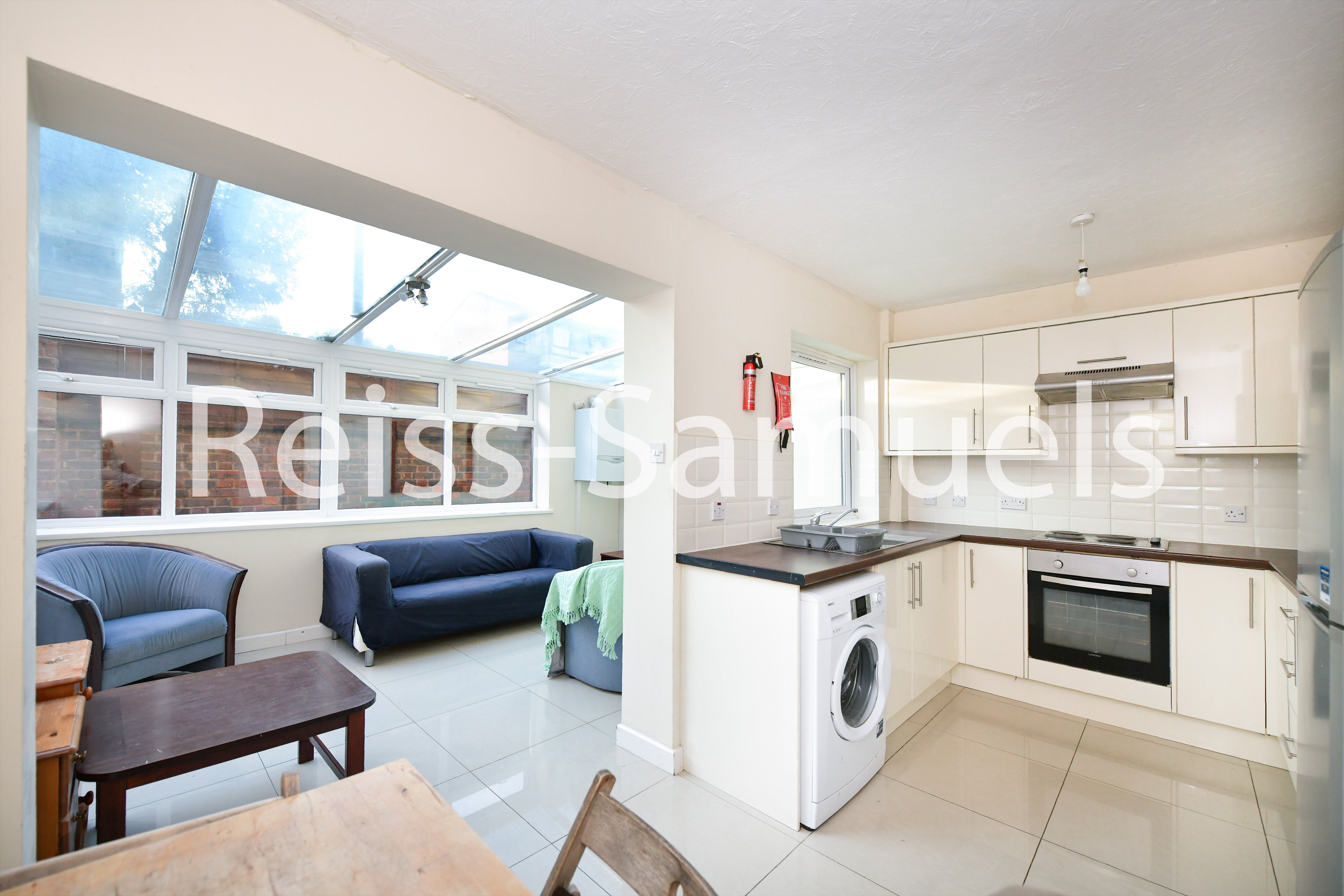 House Barnfield Place in Greater London