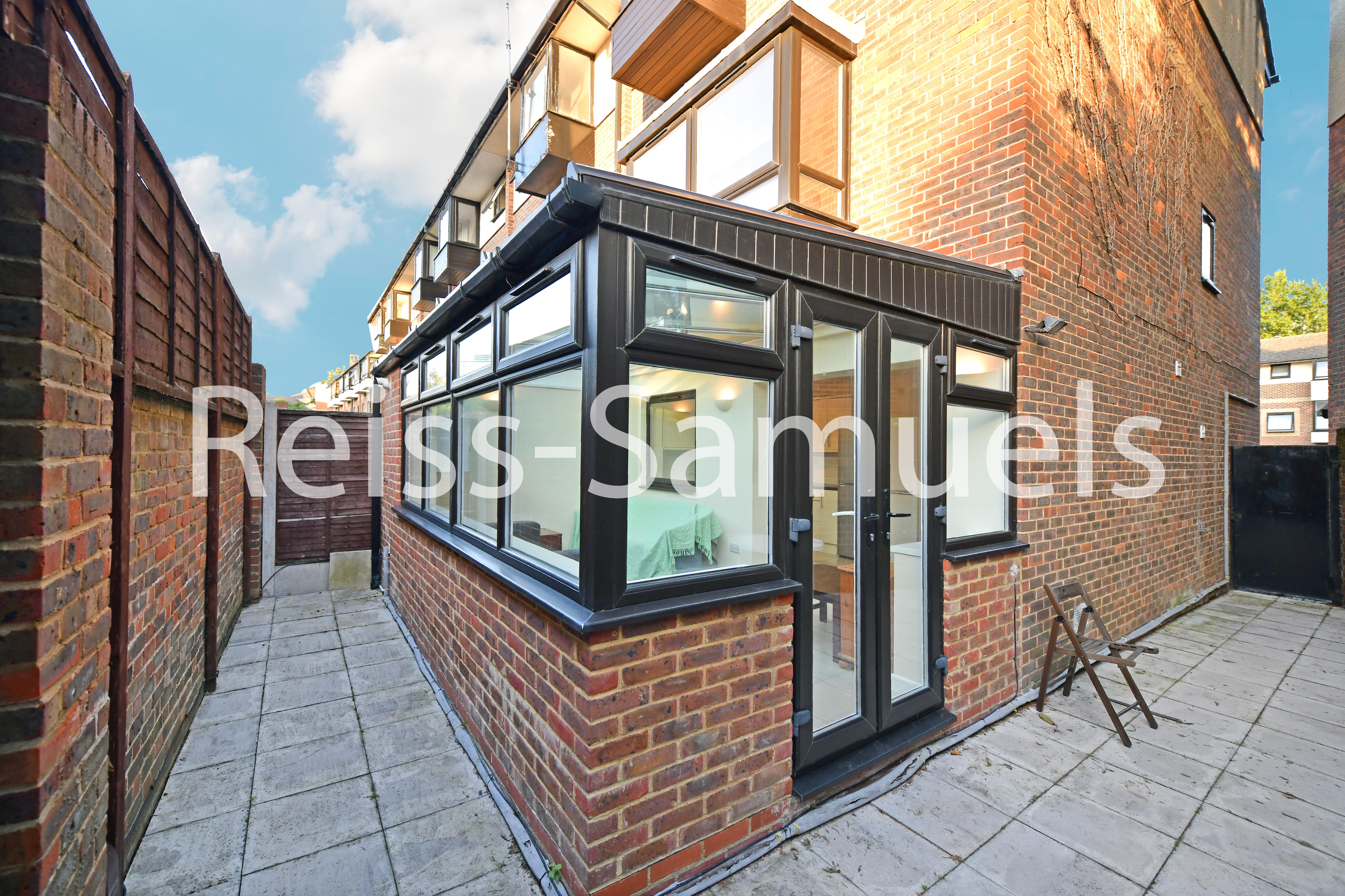 House Barnfield Place in Greater London