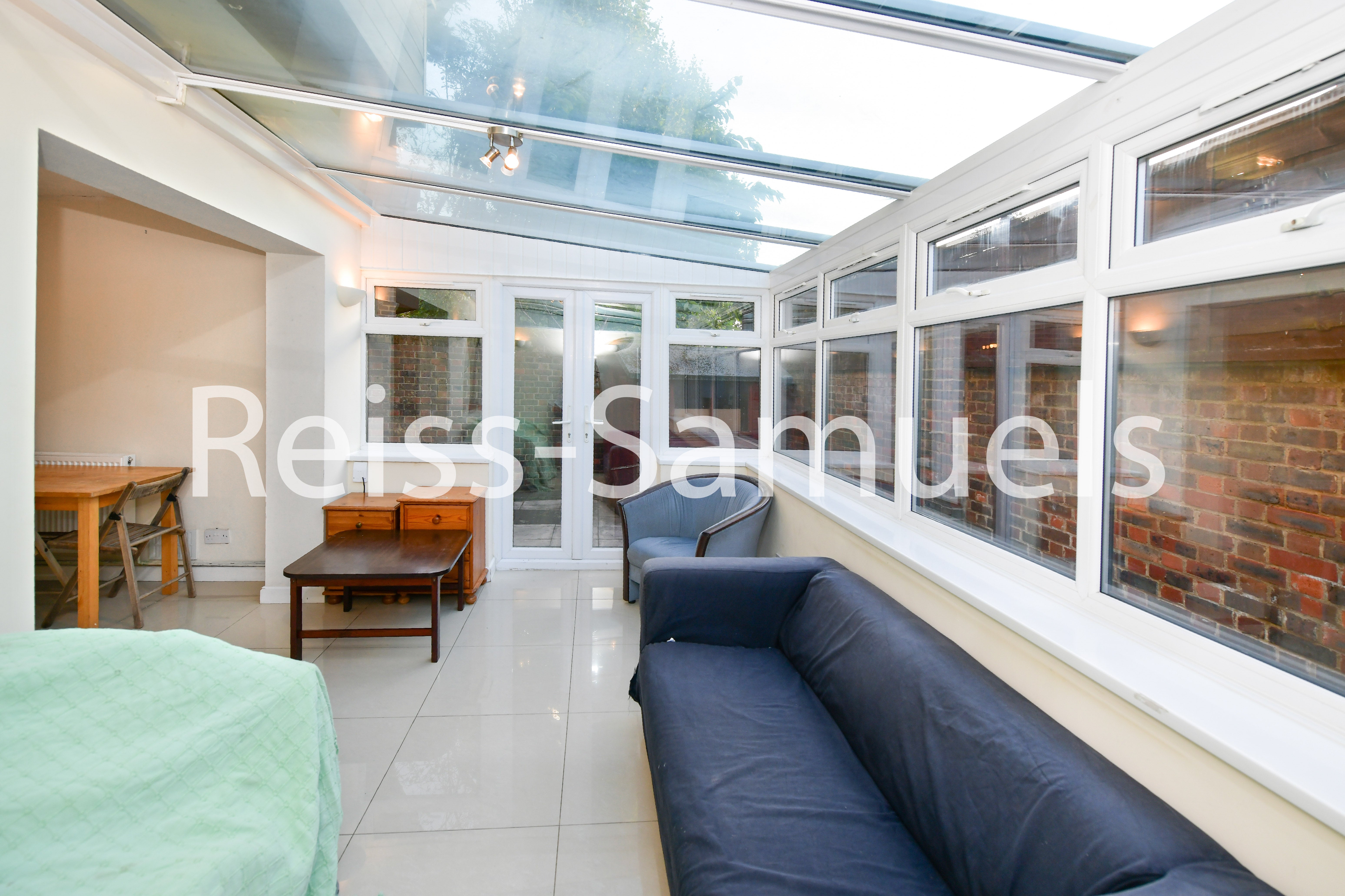 House Barnfield Place in Greater London