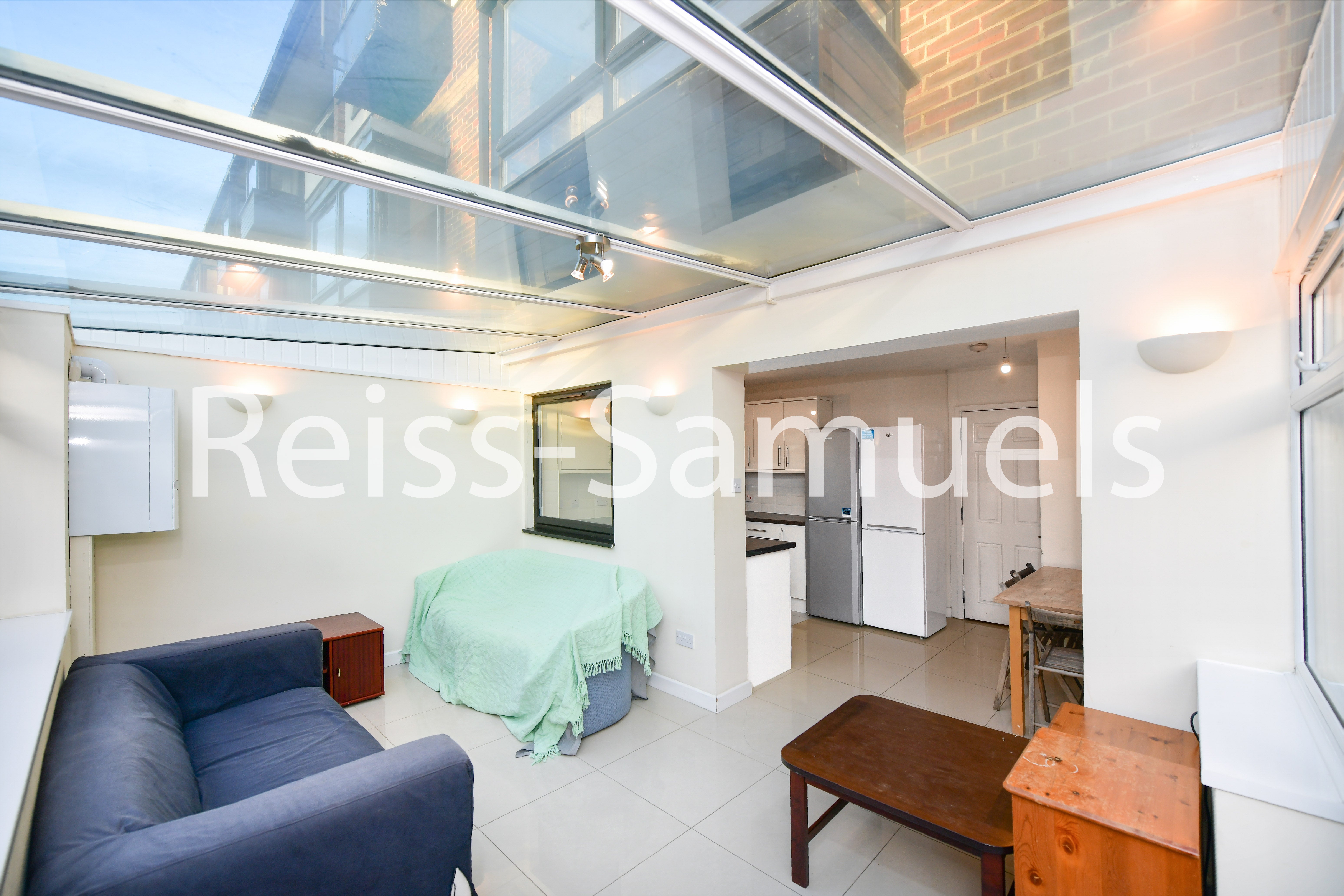 House Barnfield Place in Greater London