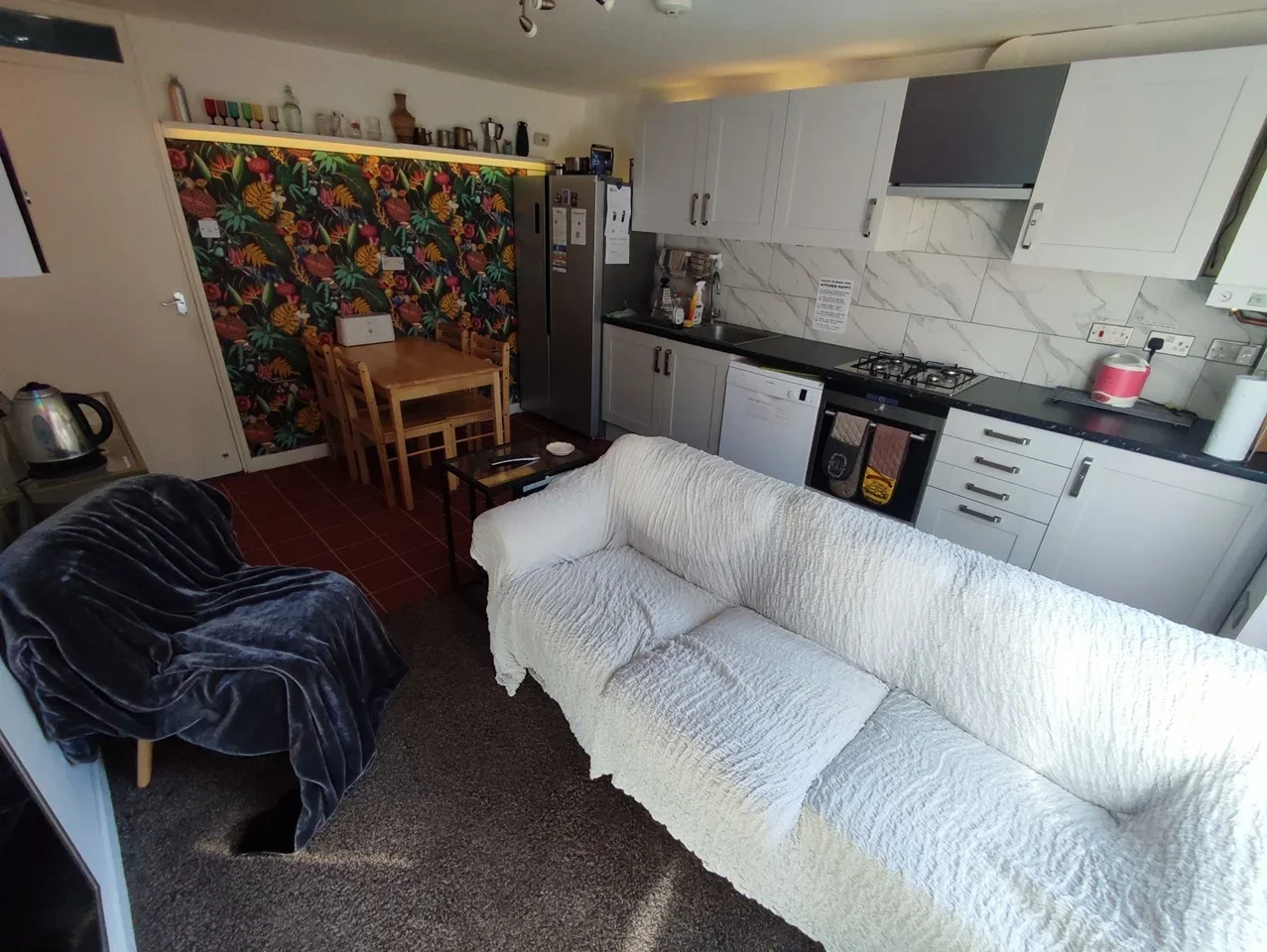 Room Burnley Road in Greater London
