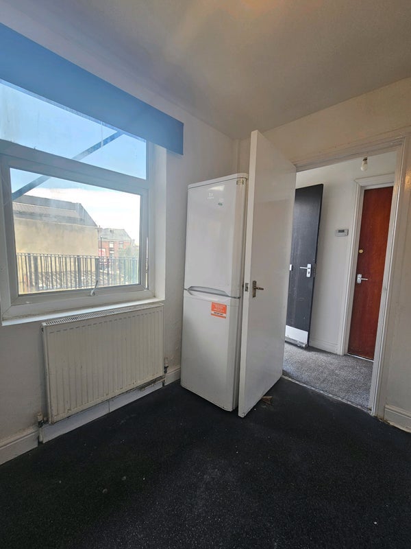 Room Hallcar Street in Sheffield