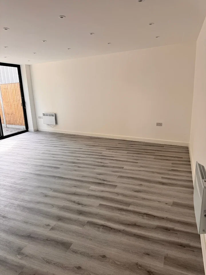 Flat Bakers Avenue in Greater London