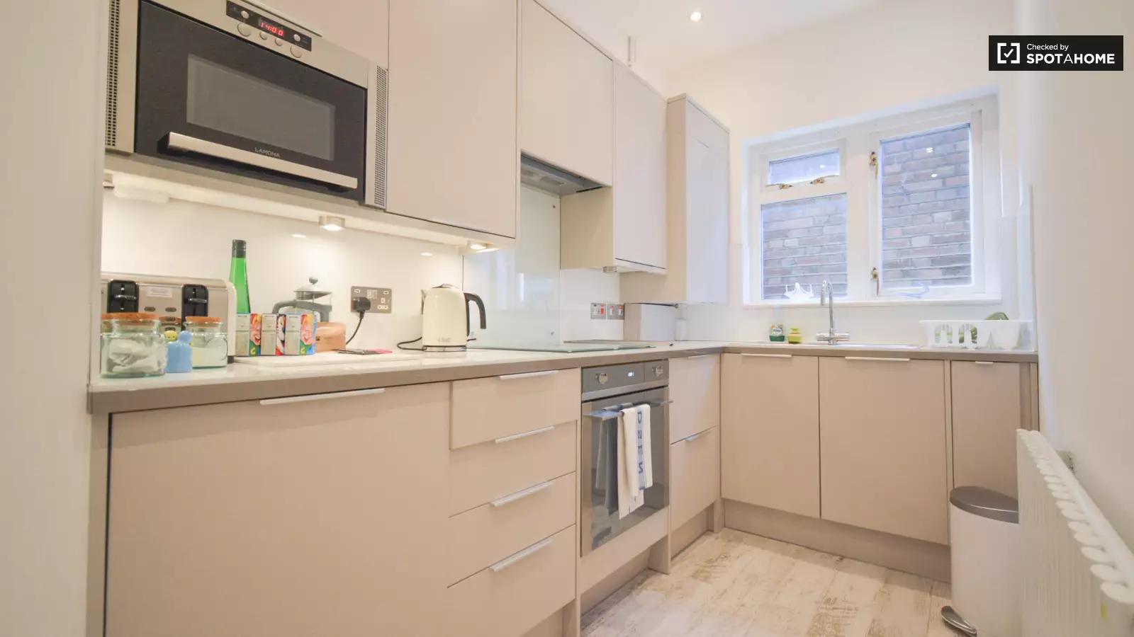 Flat Brondesbury Park in London