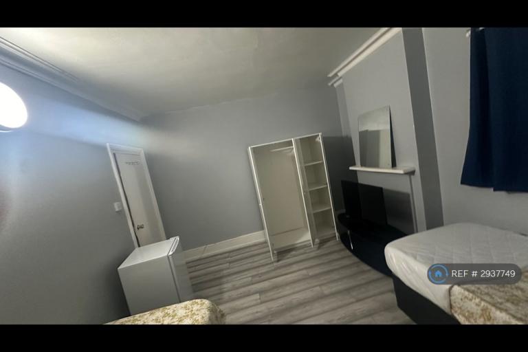 Room Lewisham Way in Greater London