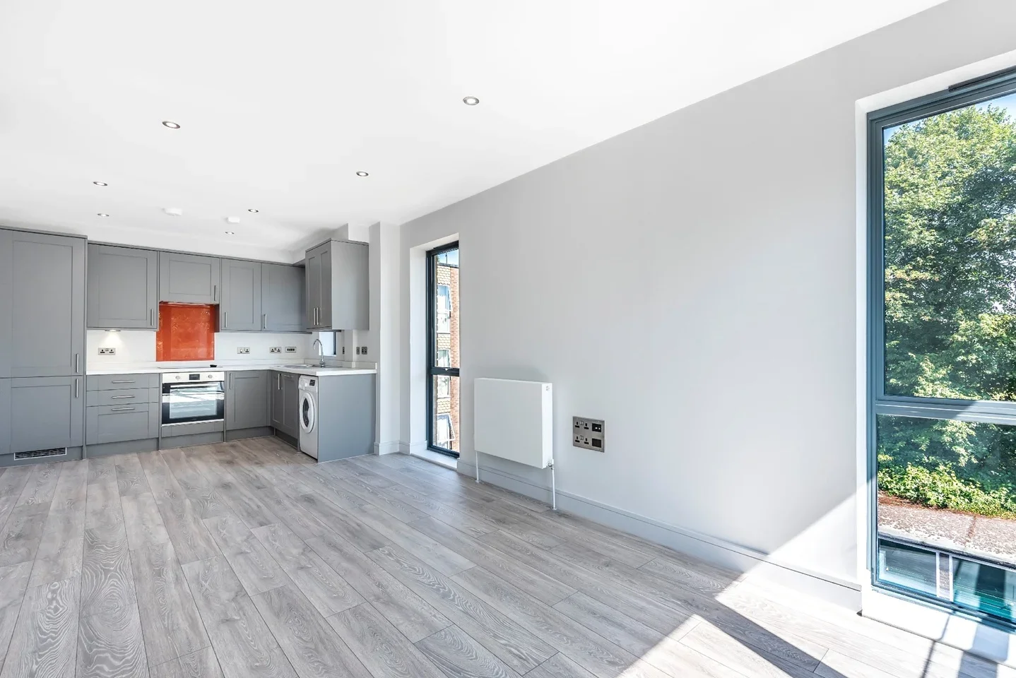 Flat Maple Road in Greater London