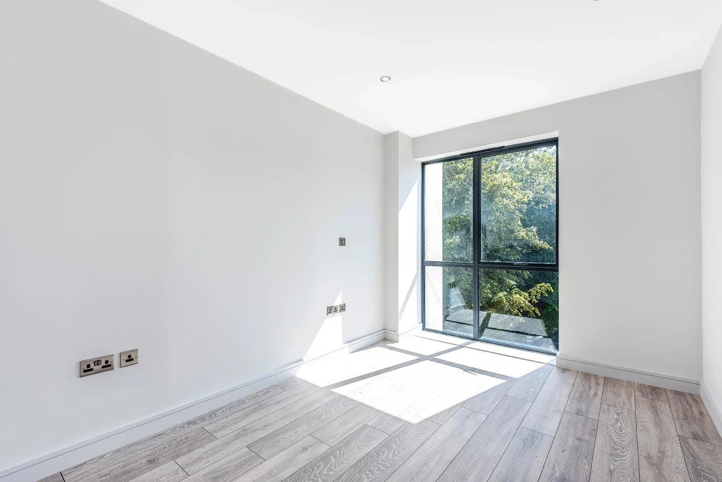 Flat Maple Road in Greater London