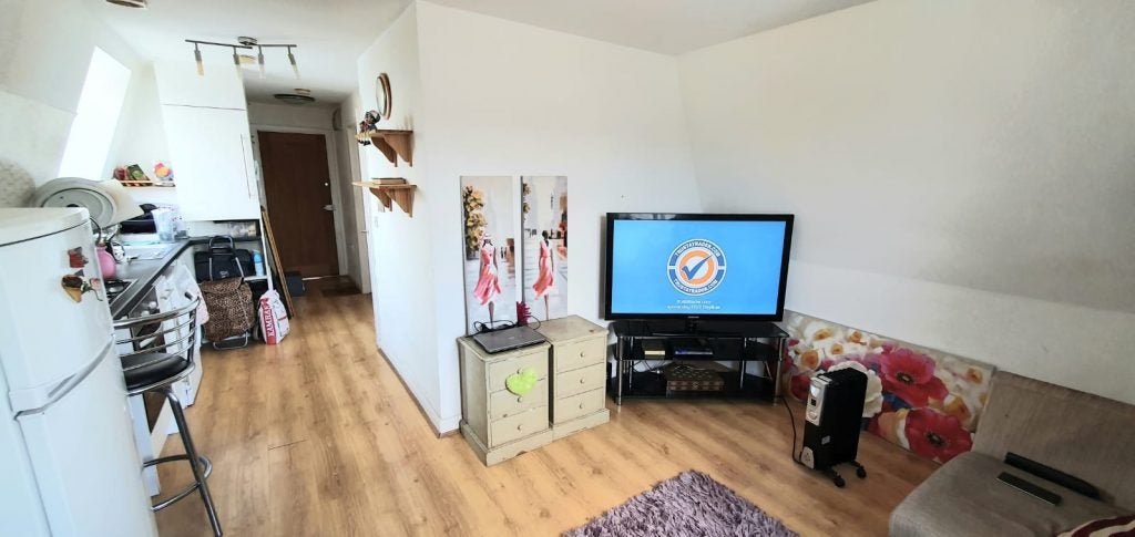 Flat Dollis Road in Greater London
