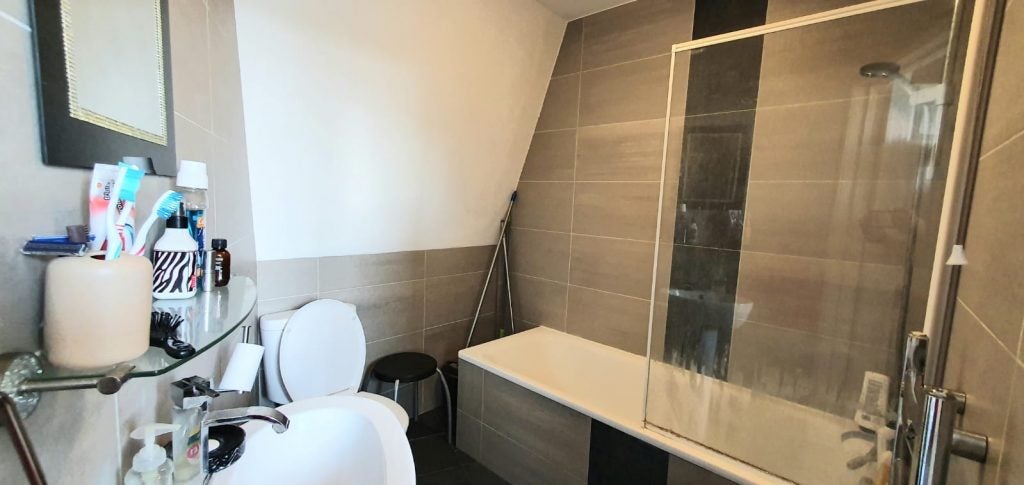 Flat Dollis Road in Greater London
