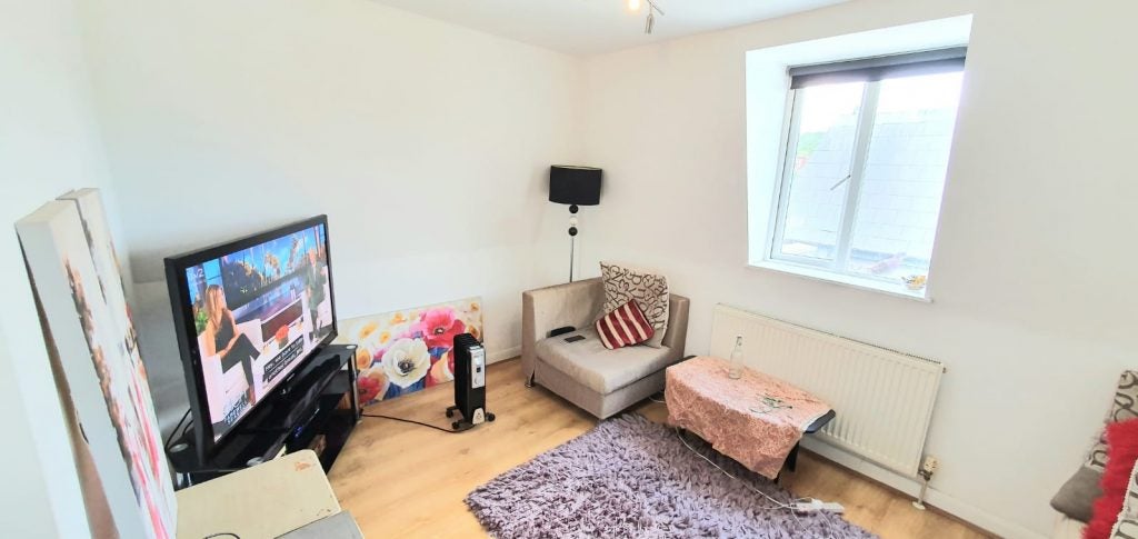 Flat Dollis Road in Greater London