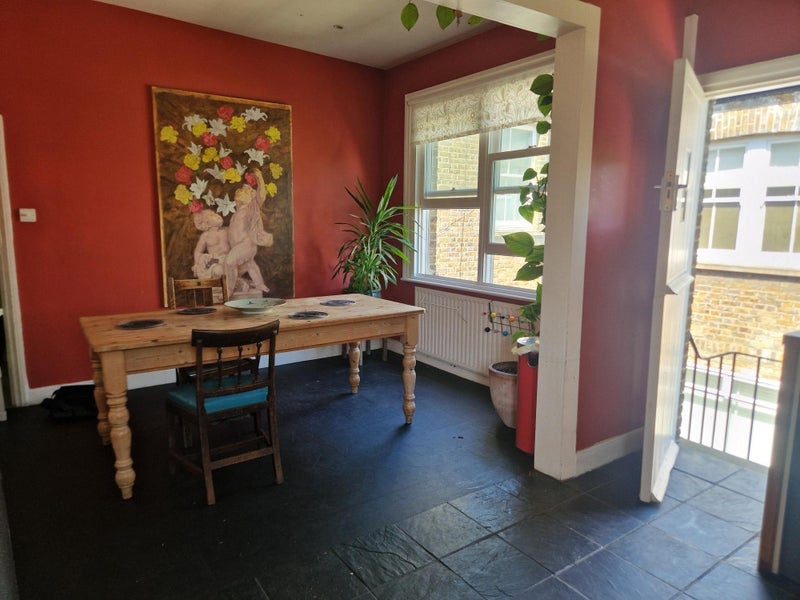 Room Nascot Street in Greater London