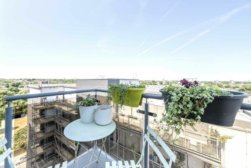 Room Balmes Road in Greater London