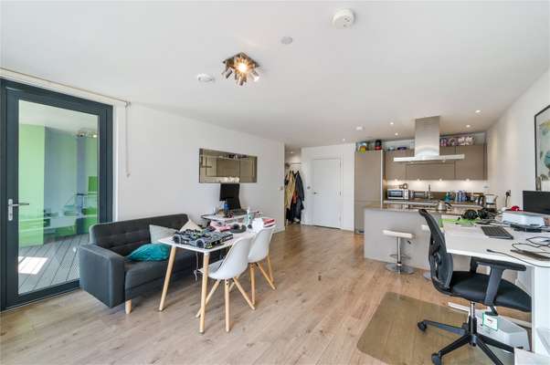 Flat Williamsburg Plaza in Greater London