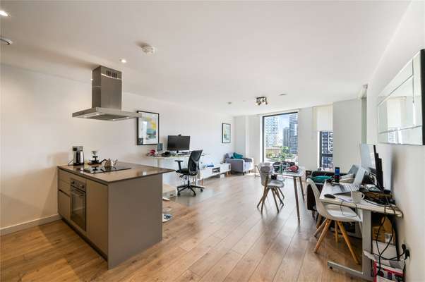 Flat Williamsburg Plaza in Greater London