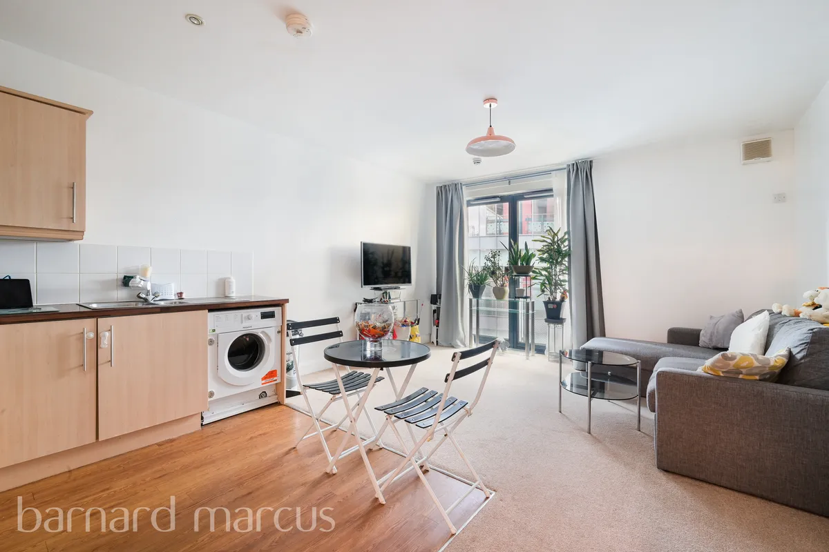 Flat Surrey Street in Greater London