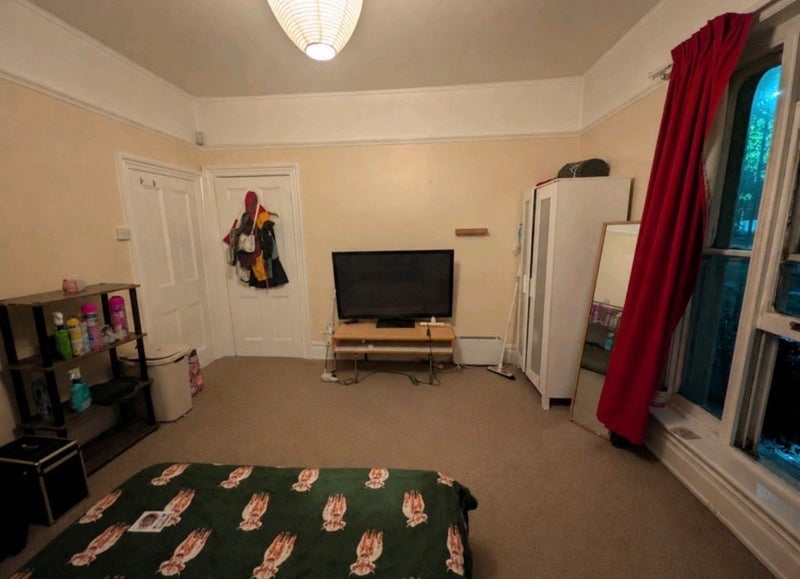 Room Chiswick High Road in Greater London