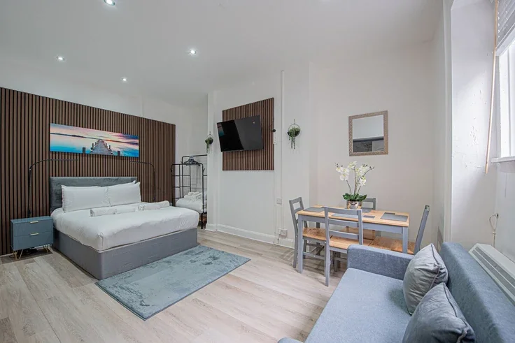 Flat Gloucester Terrace in City of Westminster