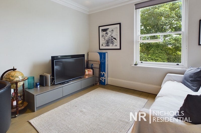 Flat Twyford Avenue in Greater London