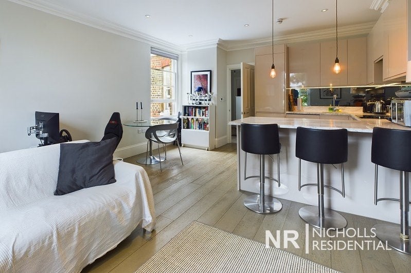 Flat Twyford Avenue in Greater London