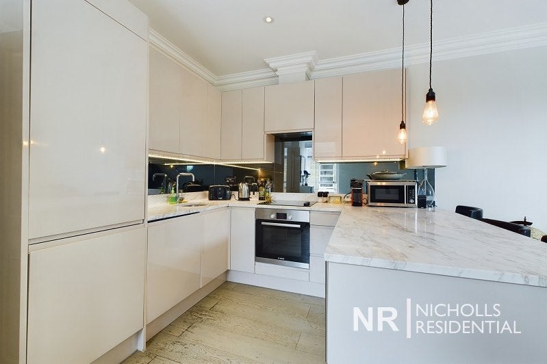Flat Twyford Avenue in Greater London