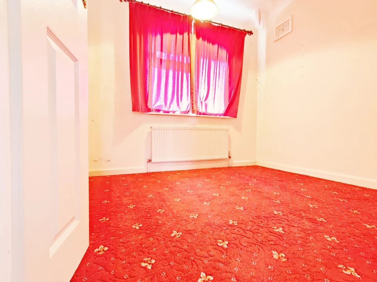 Room Welhouse Road in Greater London