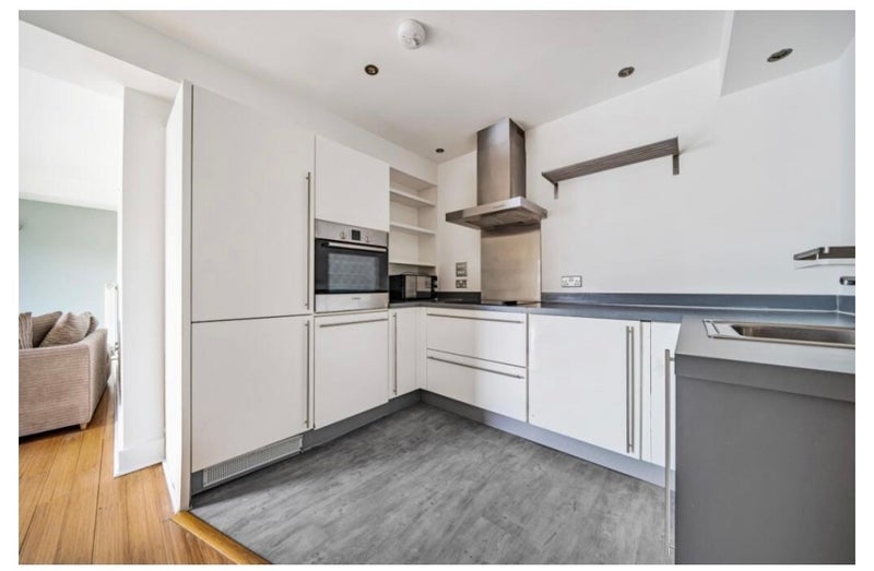 Room Duke of Wellington Avenue in Greater London