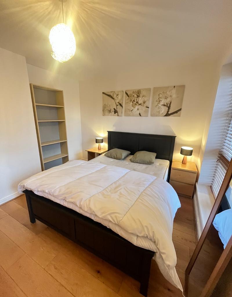 House Wheat Sheaf Close in Greater London