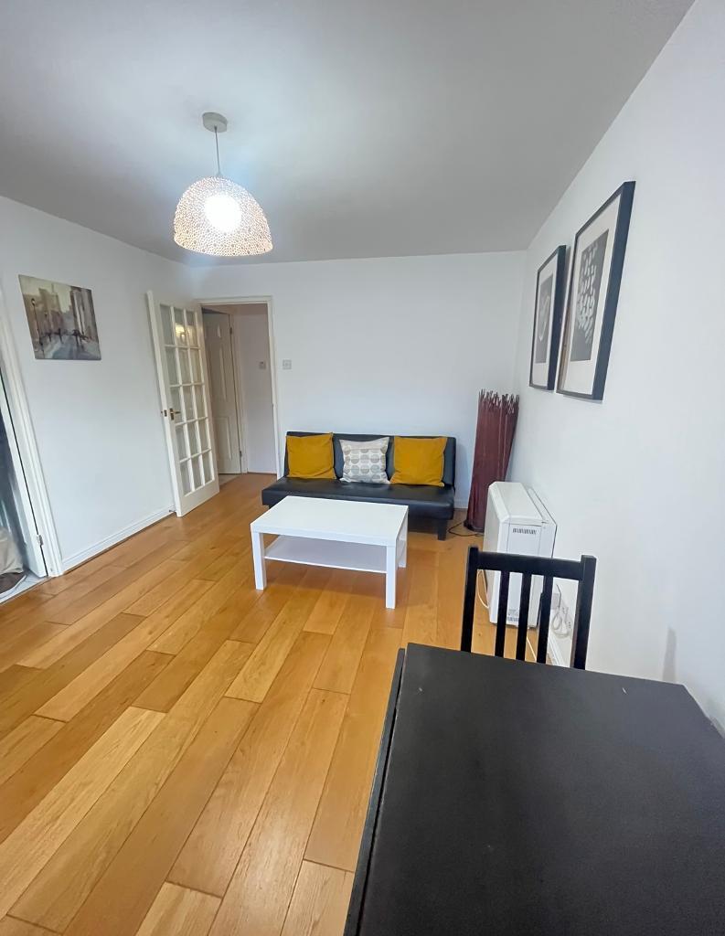 House Wheat Sheaf Close in Greater London