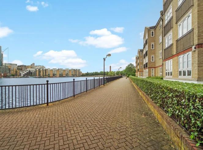 House Wheat Sheaf Close in Greater London