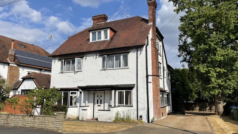 Flat York Road in Woking