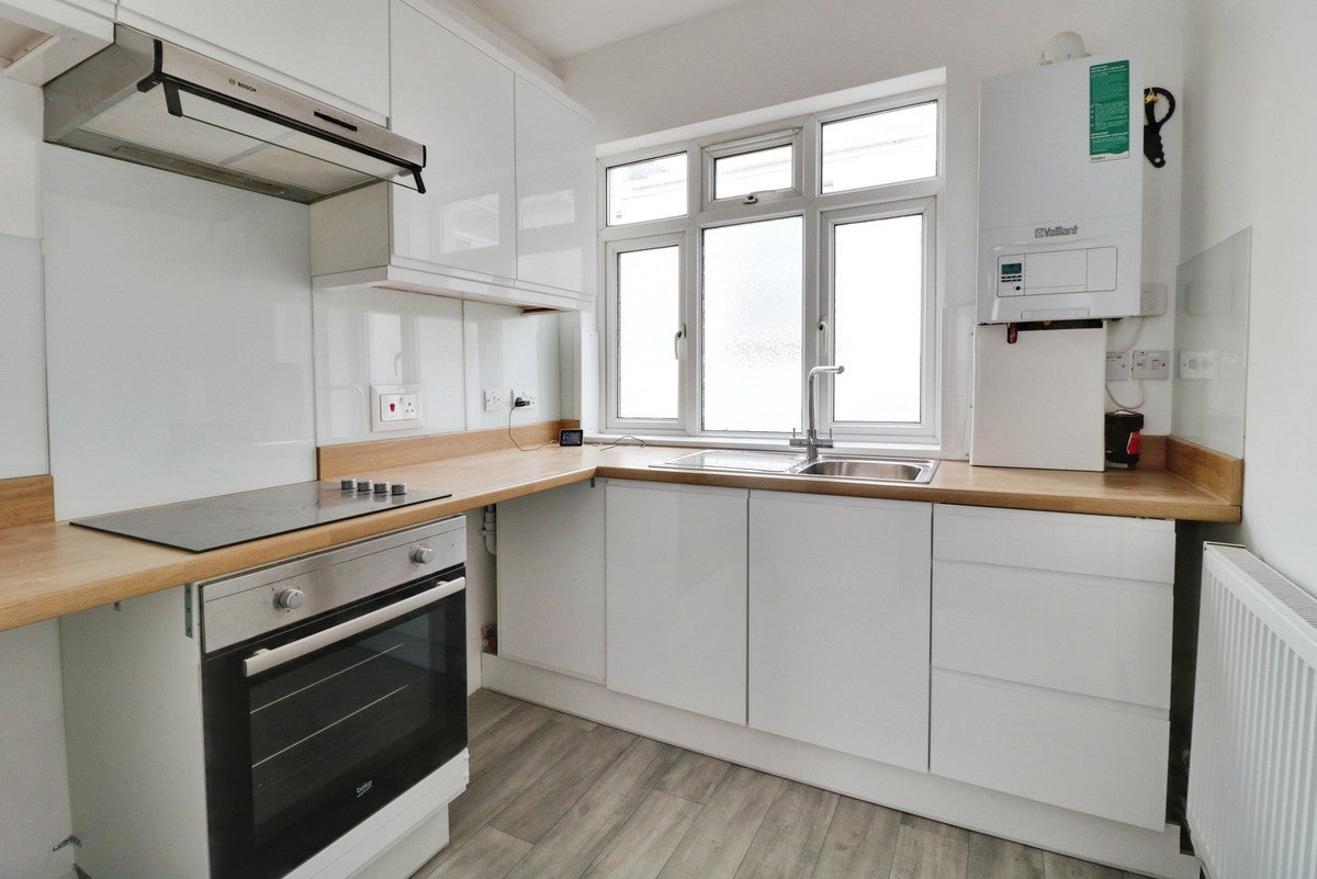 Flat Lymington Avenue in Southend-on-Sea