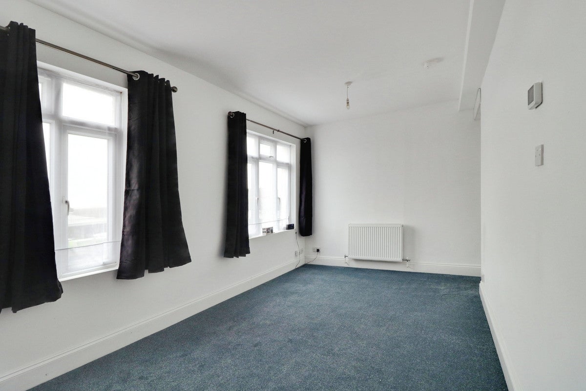 Flat Lymington Avenue in Southend-on-Sea