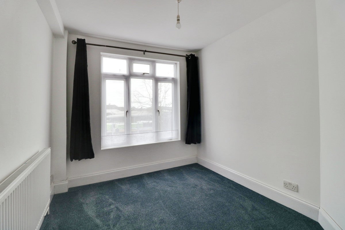 Flat Lymington Avenue in Southend-on-Sea