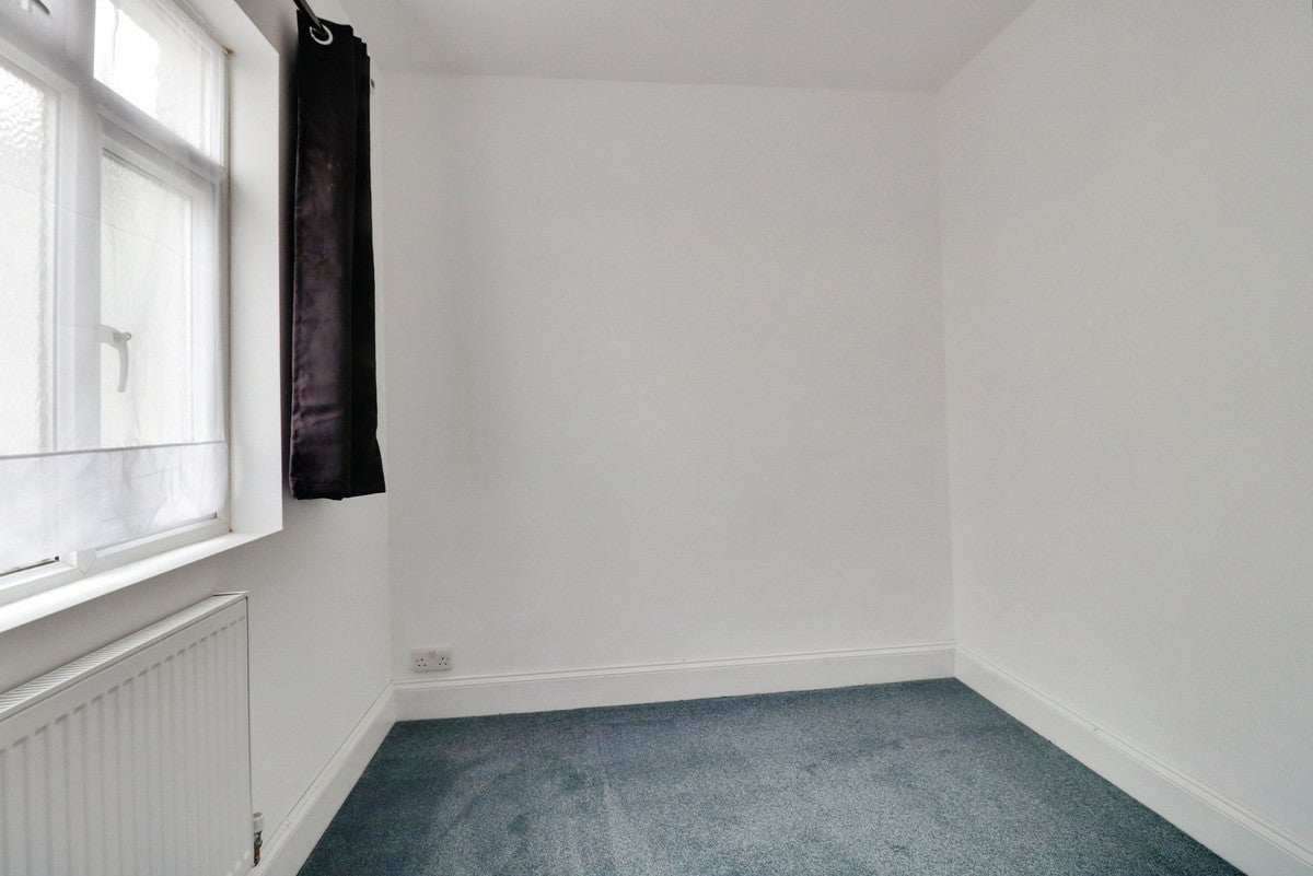 Flat Lymington Avenue in Southend-on-Sea