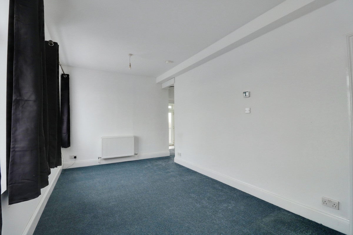 Flat Lymington Avenue in Southend-on-Sea