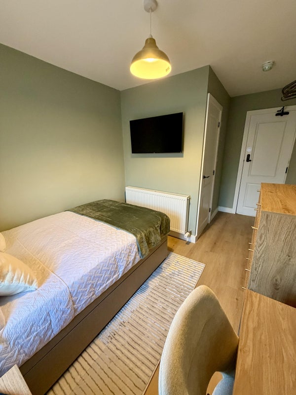 Room Brookland Road West in Liverpool