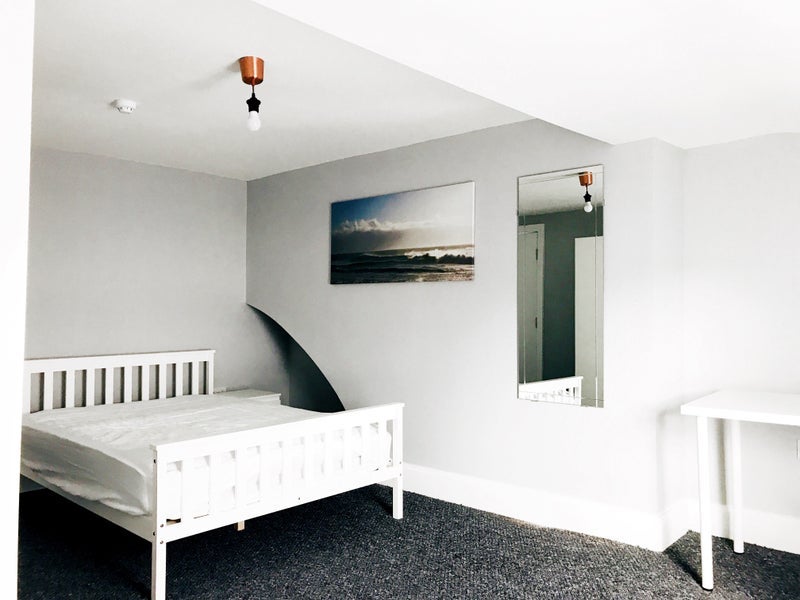 Room Yew Tree Road in Liverpool
