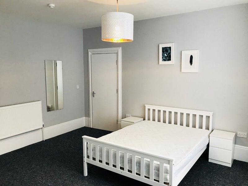 Room Yew Tree Road in Liverpool