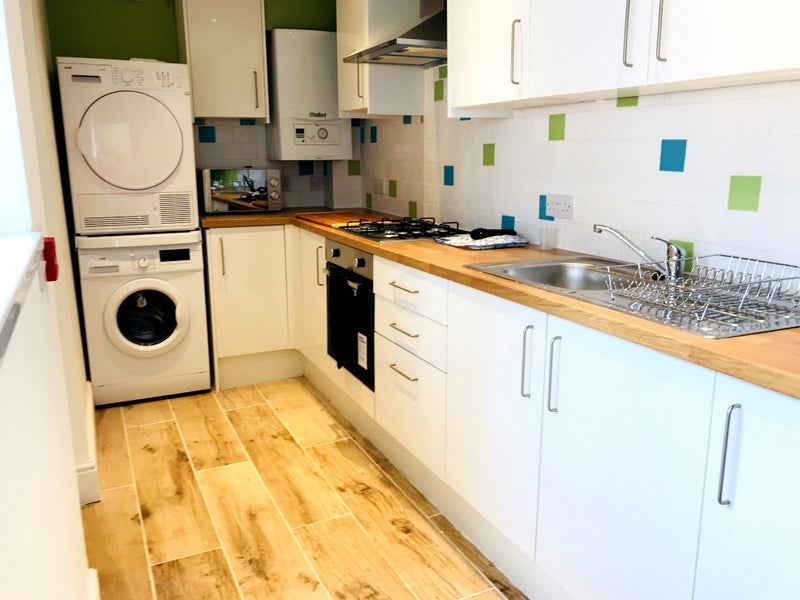 Room Yew Tree Road in Liverpool