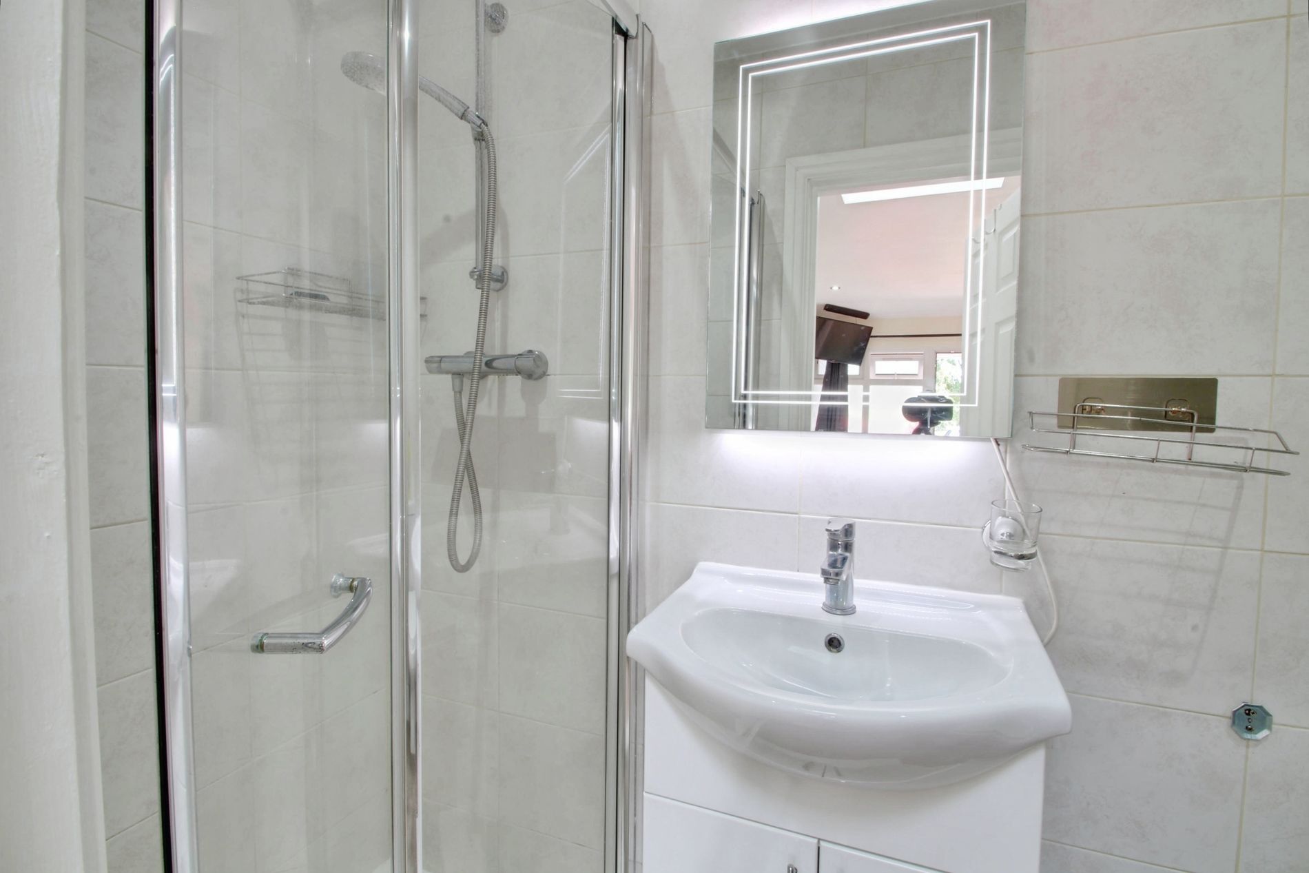 Room Long Lane in Borough of Spelthorne