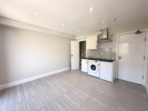 Flat Craven Park Road in Greater London