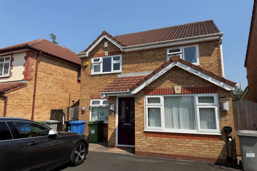 House Earlesfield Close in Trafford