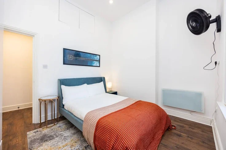 Flat Warwick Road in Greater London