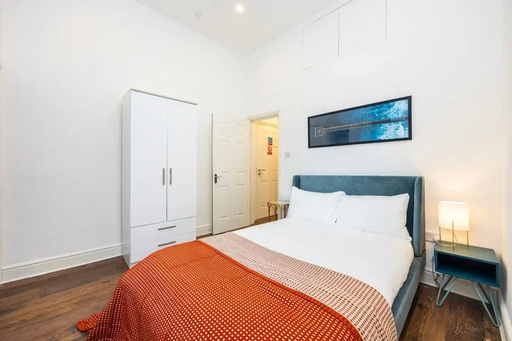 Flat Warwick Road in Greater London